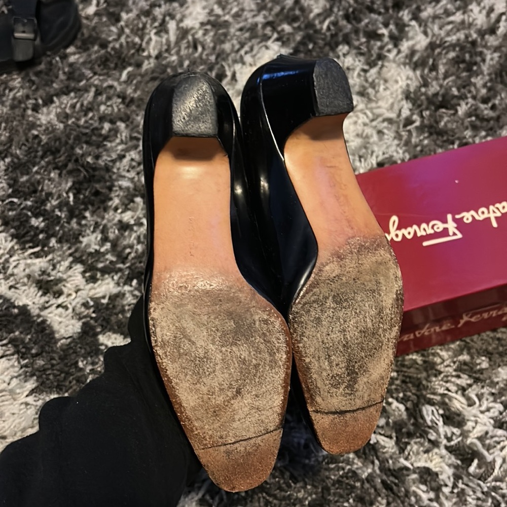 6.5 Ferragamo Patent Leather Black Pumps Women’s shoes 1 7/8 heel VTG Box - Picture 4 of 15